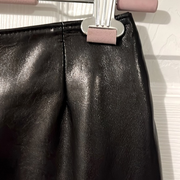 Danier leather skirt fitted soooooo smooth and soft hugs the body like new - Picture 2 of 11
